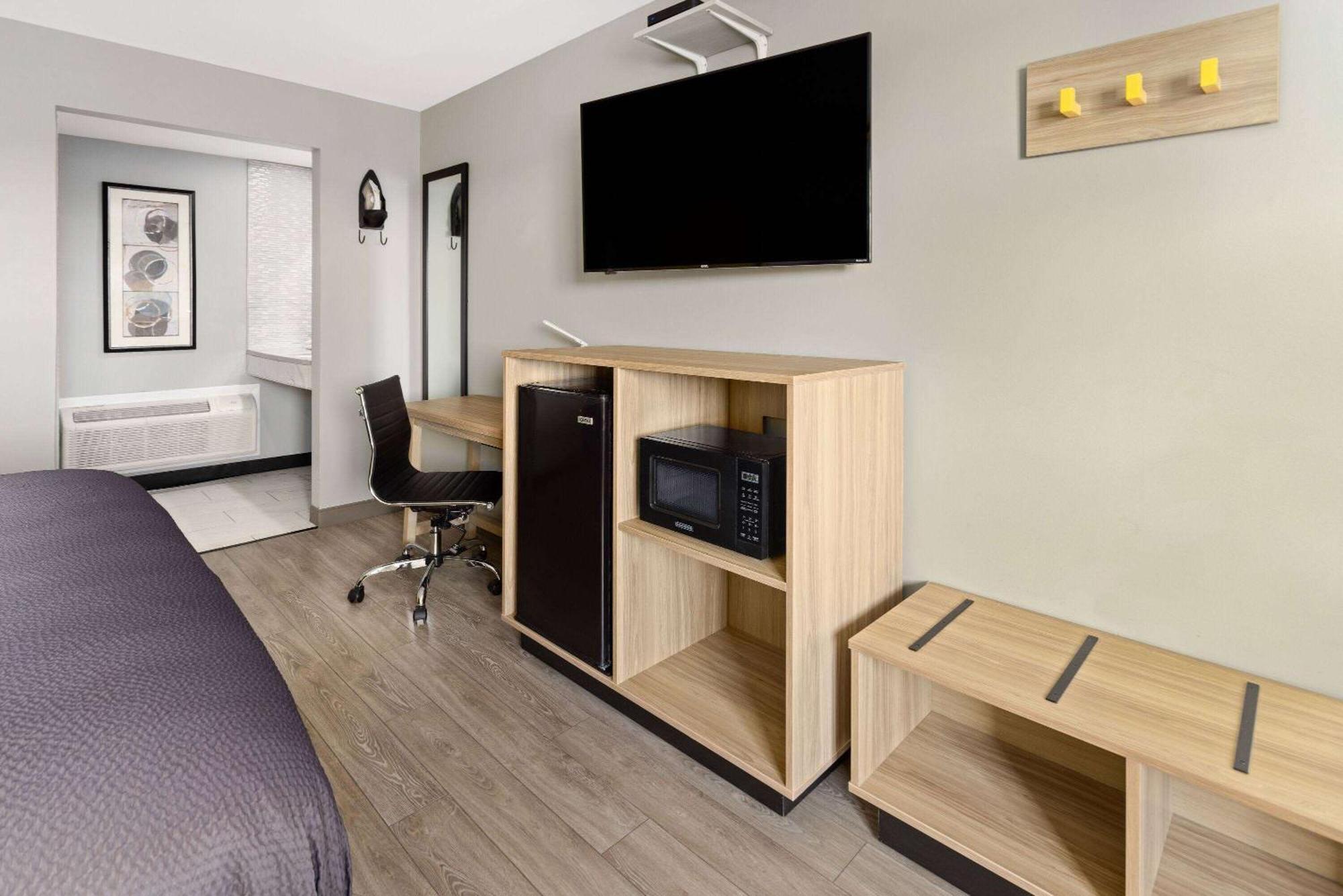Super 8 By Wyndham Hazleton Motell Exteriör bild