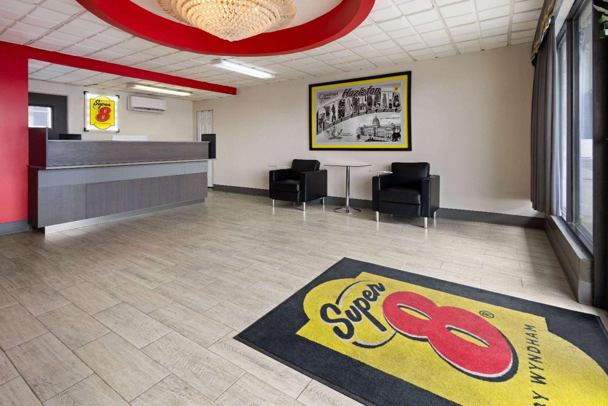 Super 8 By Wyndham Hazleton Motell Exteriör bild