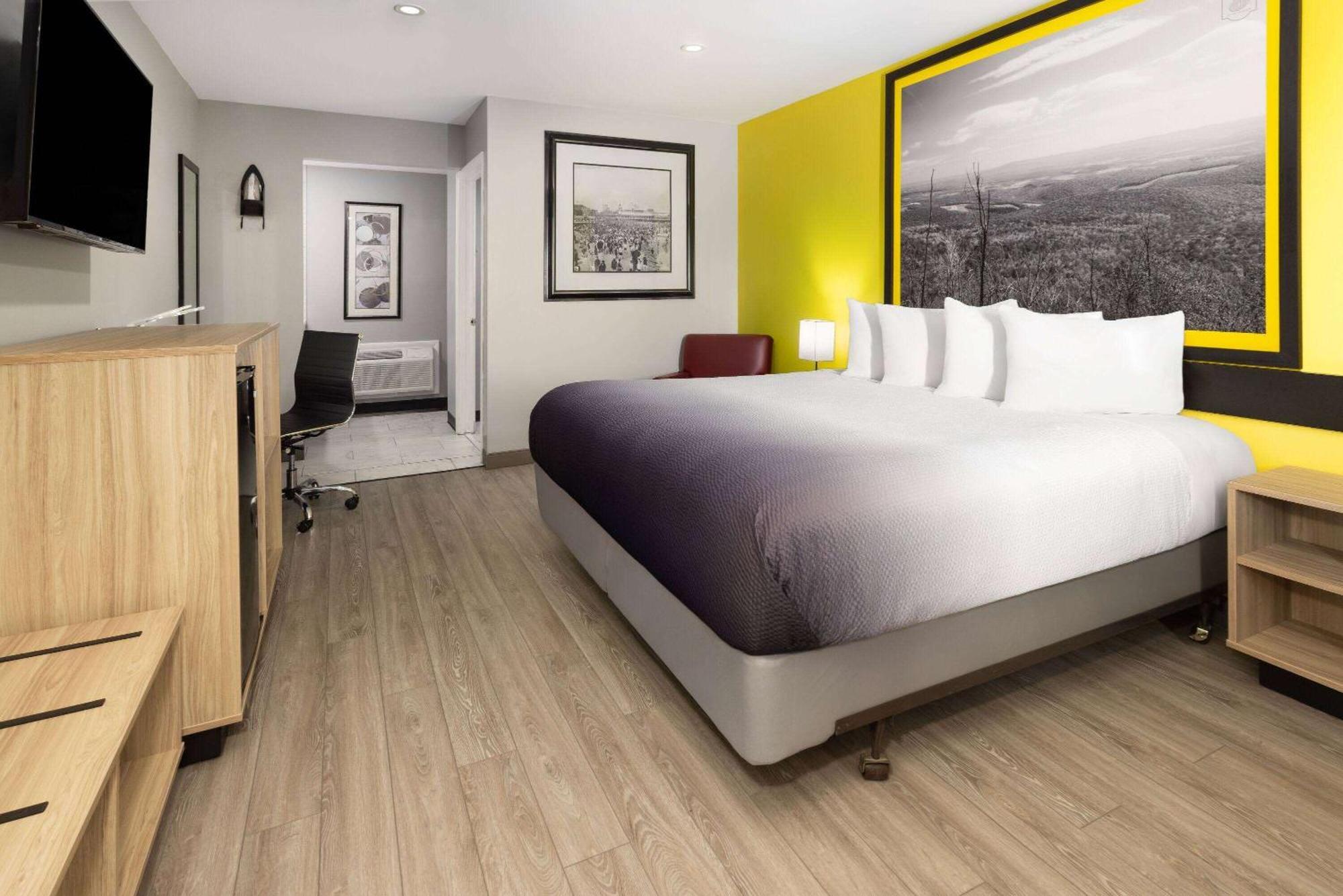 Super 8 By Wyndham Hazleton Motell Exteriör bild